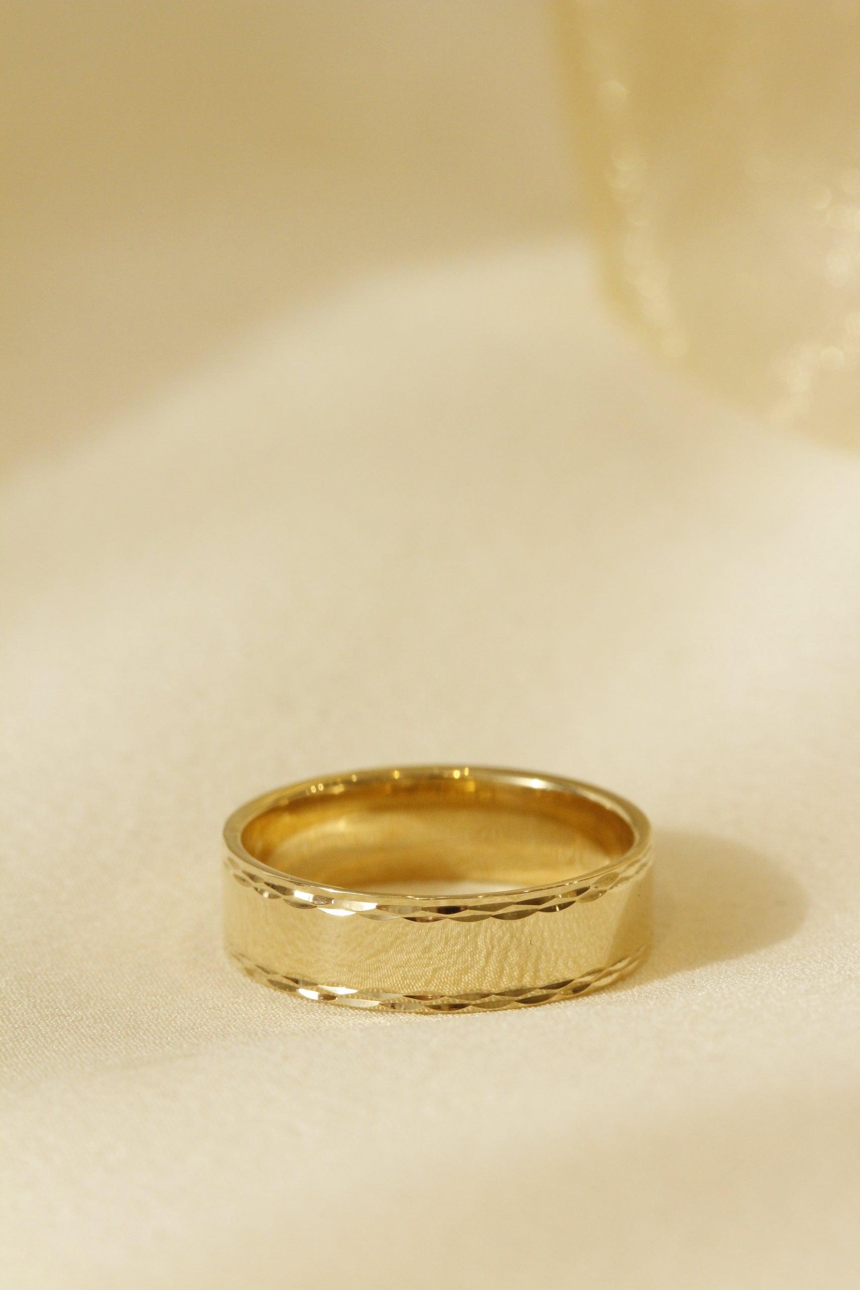 Men's Wedding Ring in Yellow Gold