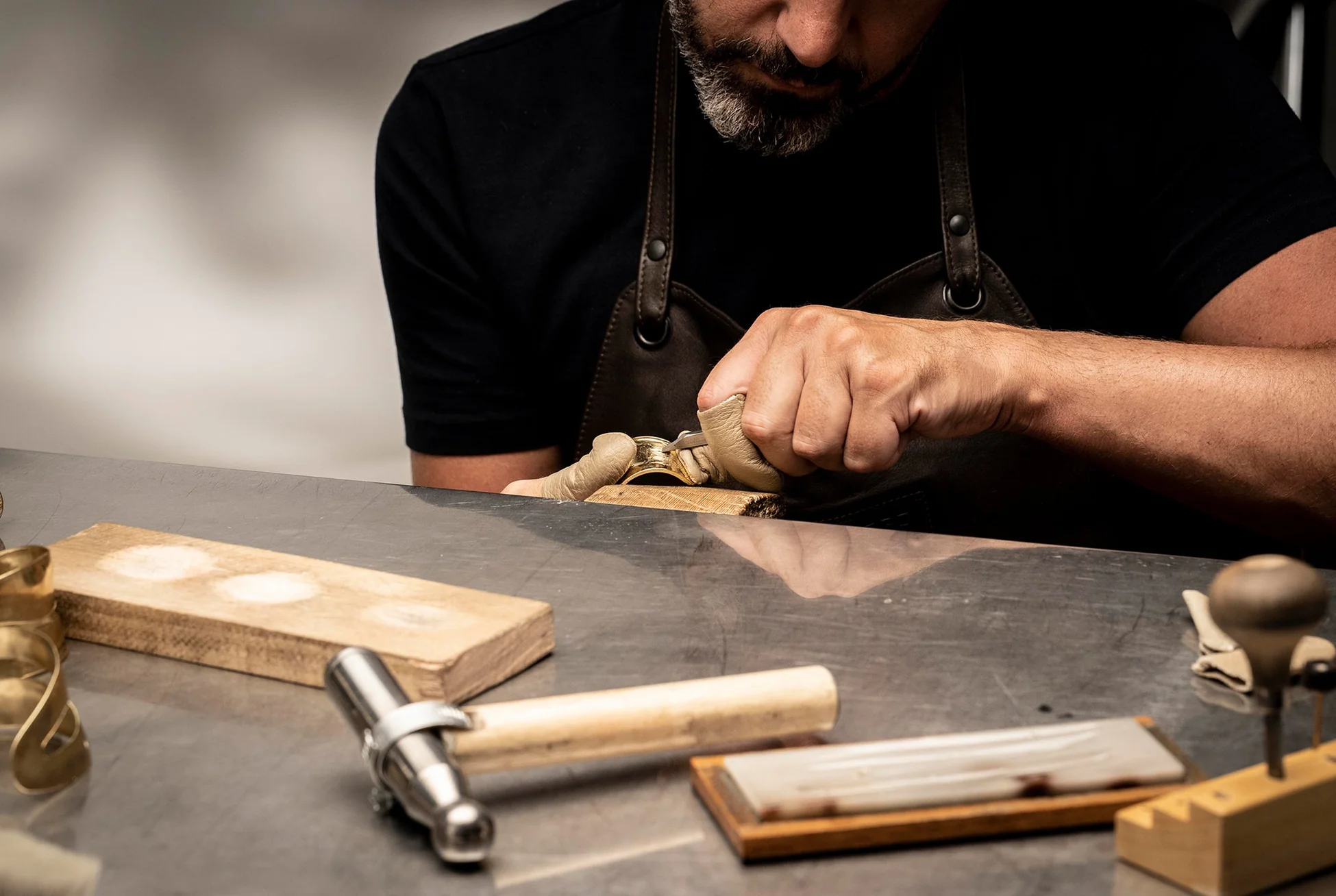 italian jewellery technique hand etching gold