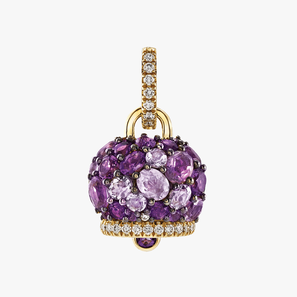 This Chantecler Campanelle pendant is crafted in 9kt gold and adorned with vibrant amethysts. Hand-finished in Italy, it reflects the joyful colour and playful elegance of Capri’s iconic bell motif.