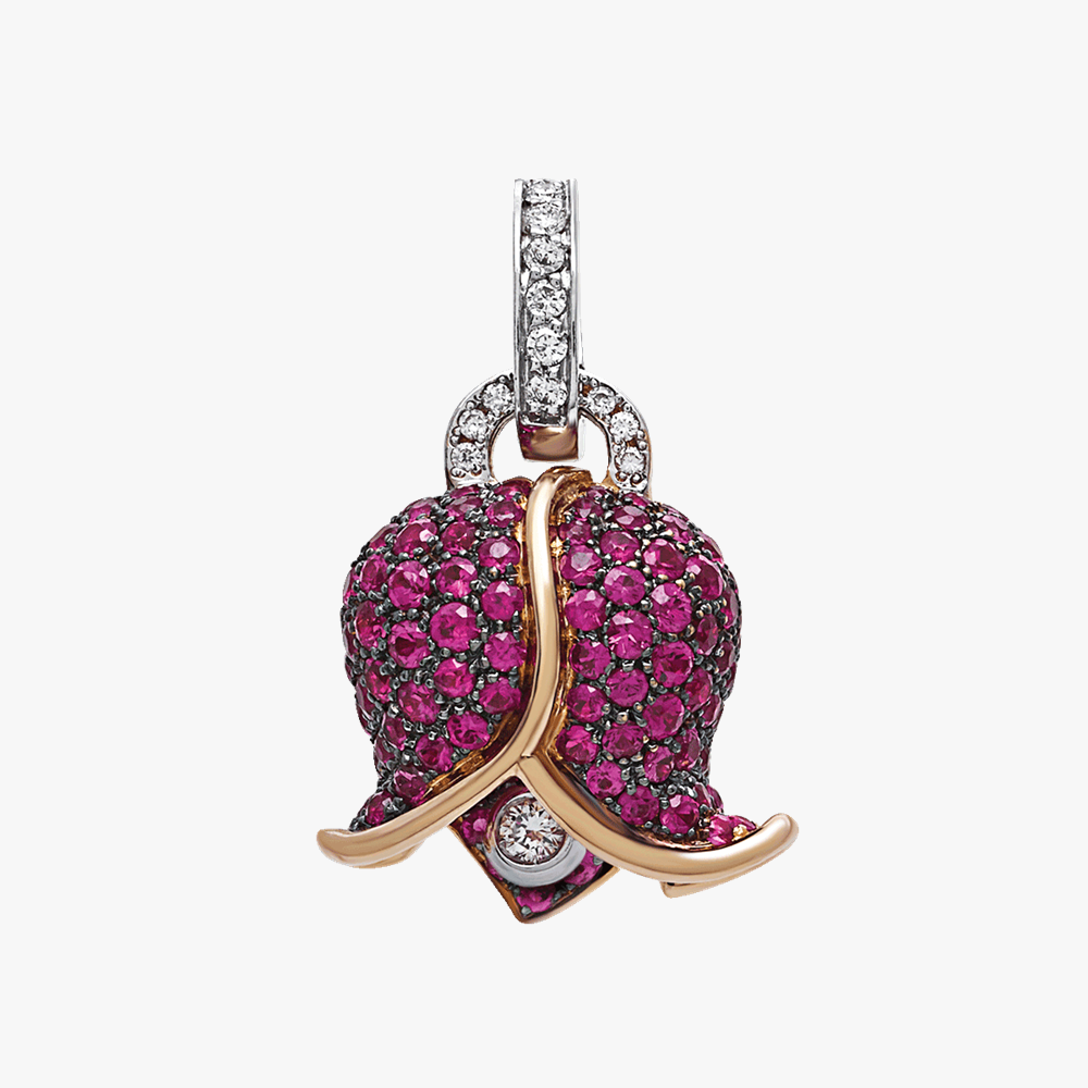 The Chantecler Campanelle Bouganville Medium Charm is crafted in 18kt rose gold and adorned with vibrant pink sapphires and brilliant pavé diamonds. Handcrafted in Italy, this iconic bell motif is inspired by the bougainvillea blooms of Capri, combining joyful colour with exceptional Italian craftsmanship.