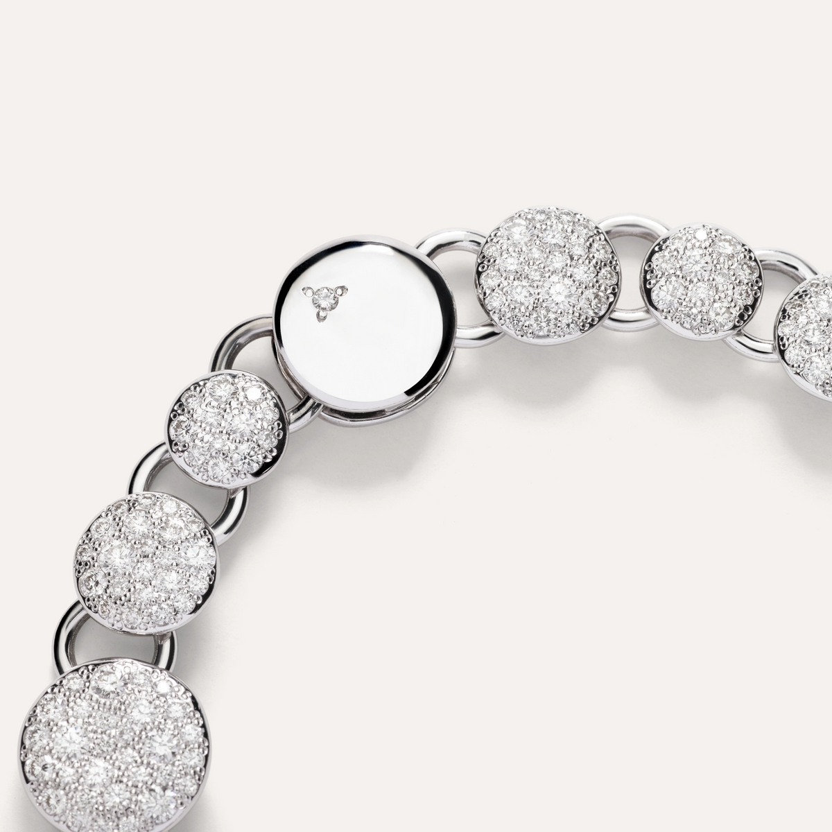 Close up Pomellato Sabbia white diamond and white gold bracelet 