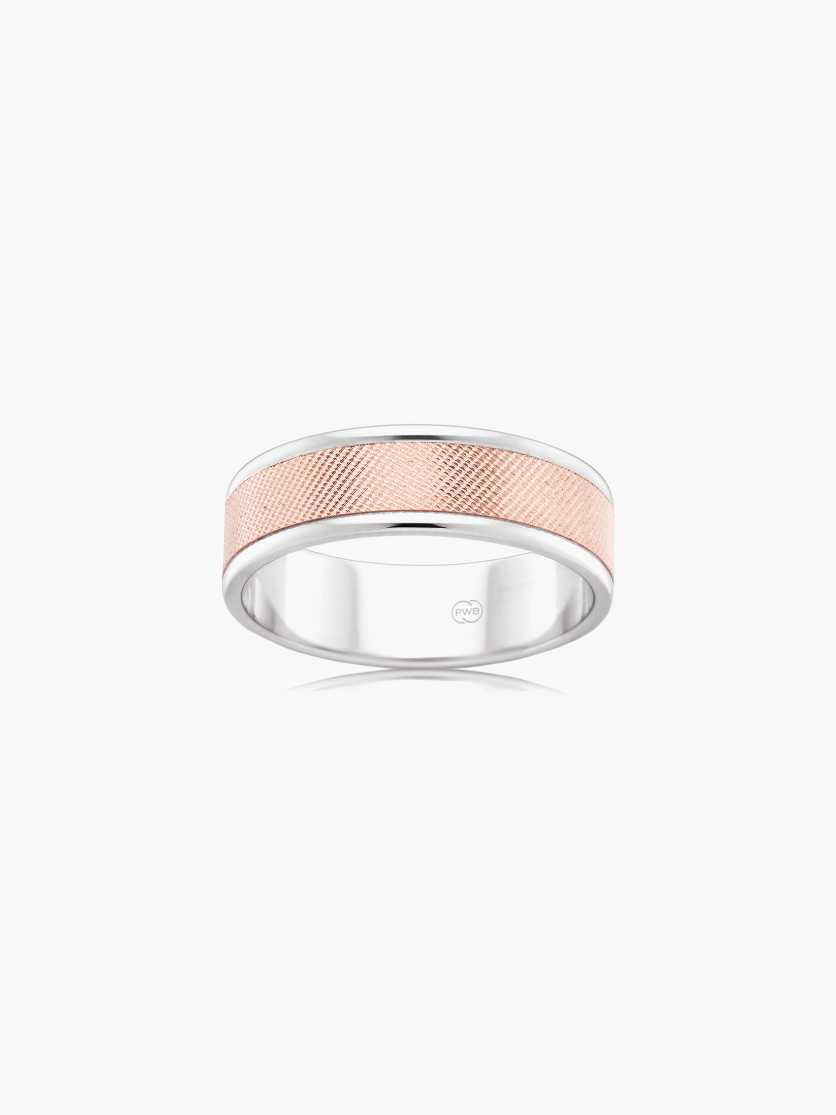 This men’s wedding ring is crafted in 18kt rose gold with white gold edges, accented by a refined line of diamonds. The contrast of tone and subtle brilliance creates a modern and distinguished design.
