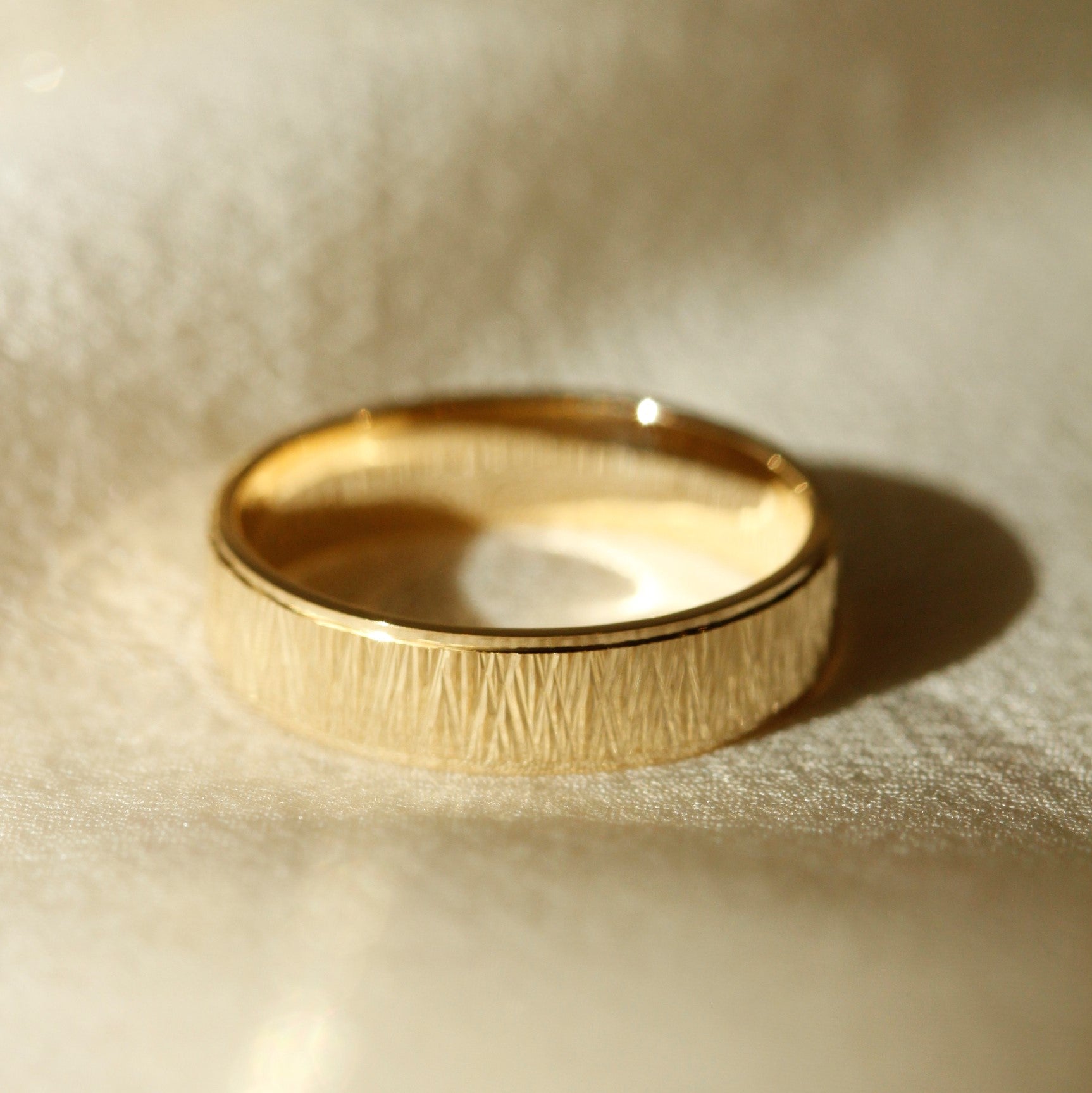 Men's Wedding ring in 18k Yellow gold with surface etching or engraving