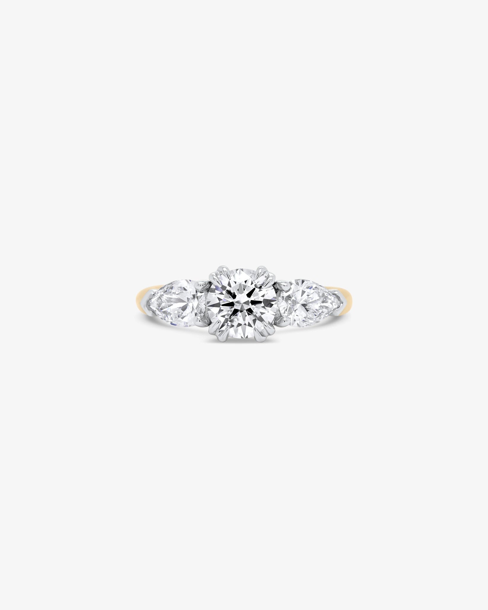 Three stone Engagement Ring in 18k Gold with Diamonds