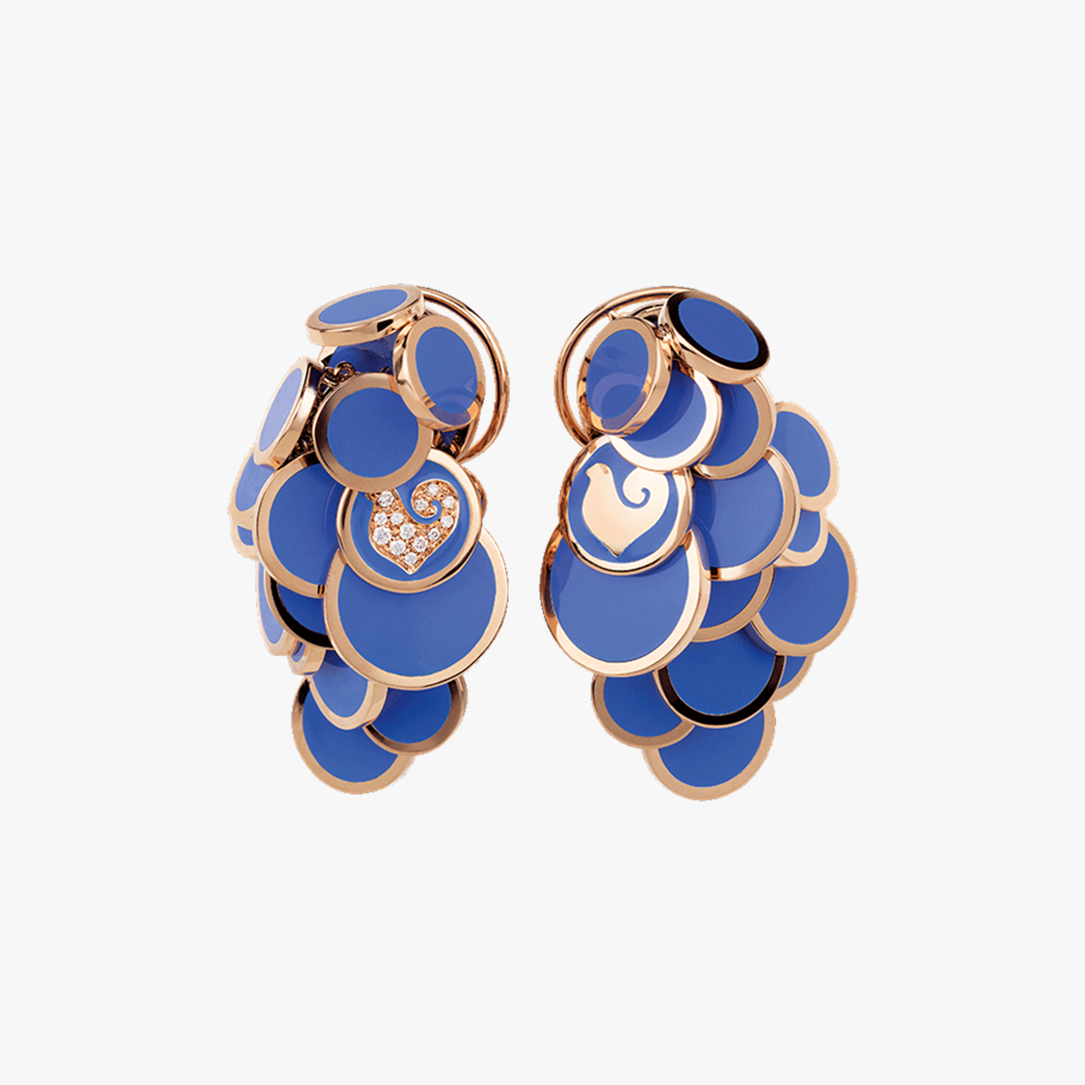 These Chantecler Capri earrings are crafted in 18kt yellow gold and finished with vibrant blue enamel, reflecting the colour and spirit of the Mediterranean. Made in Italy, they express the joyful elegance and refined craftsmanship of the iconic Capri maison.