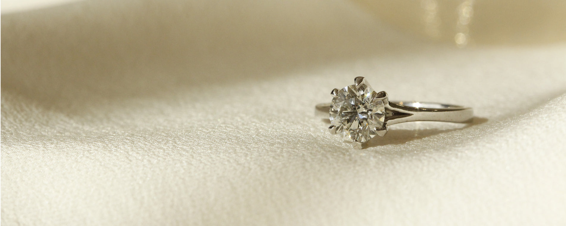 Solitaire diamond engagement ring on white gold band horizontal image Ducale setting
