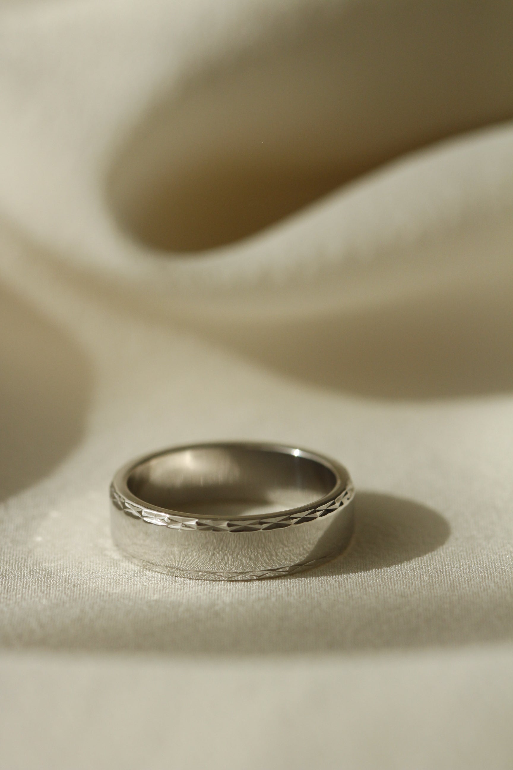 White gold men's wedding ring 