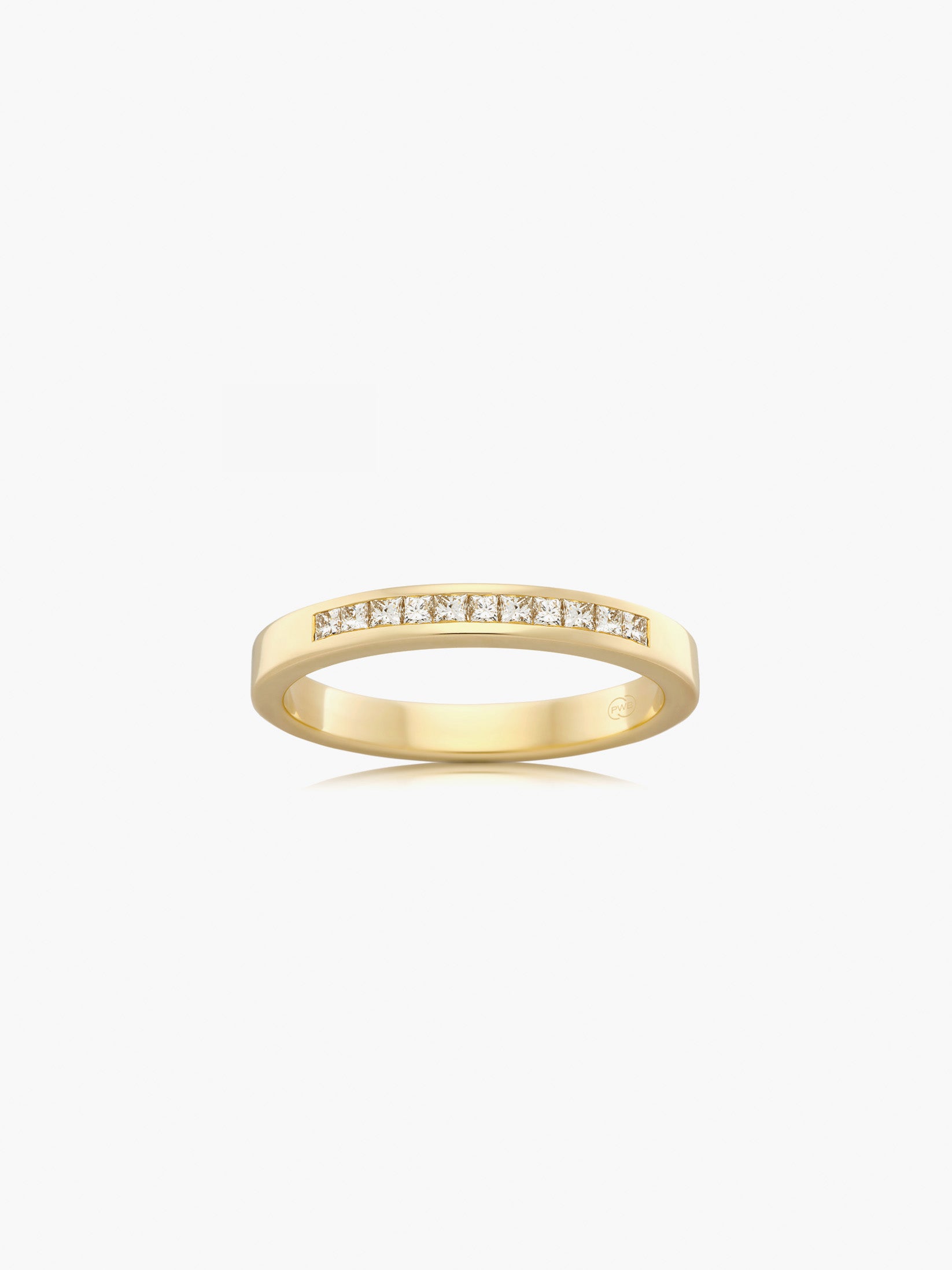 This Orsini wedding band is crafted in 18kt yellow gold and set with princess cut diamonds in a refined channel setting. Designed to order, each ring can be personalised in metal, width, thickness and finger size, reflecting a modern expression of timeless commitment.