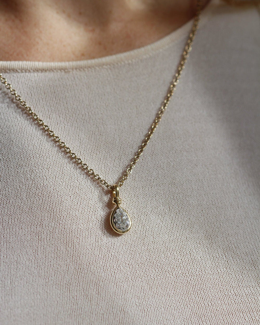 Rosa Pear Diamond Pendant in Yellow Gold