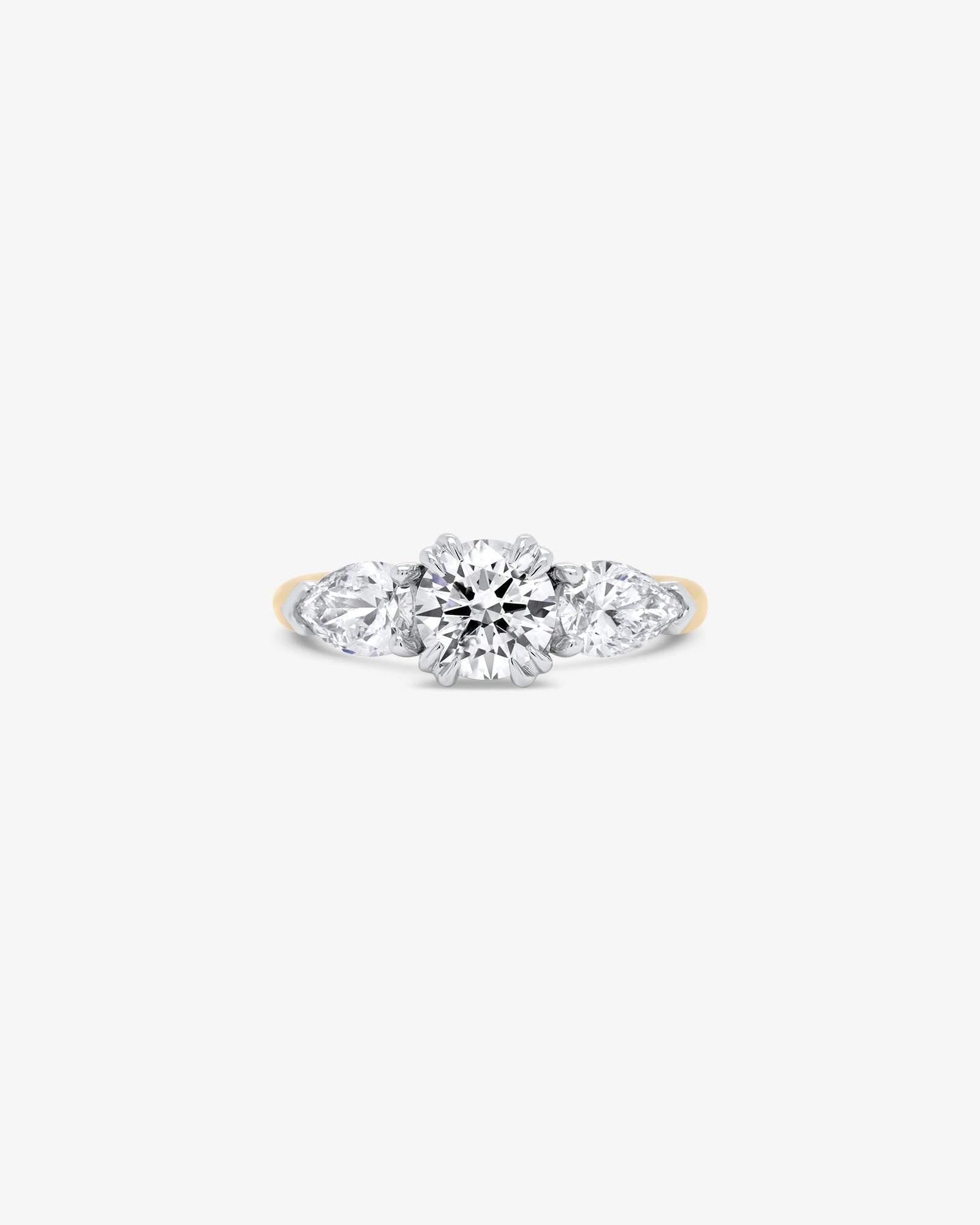 Three stone Engagement Ring in 18k Gold with Diamonds