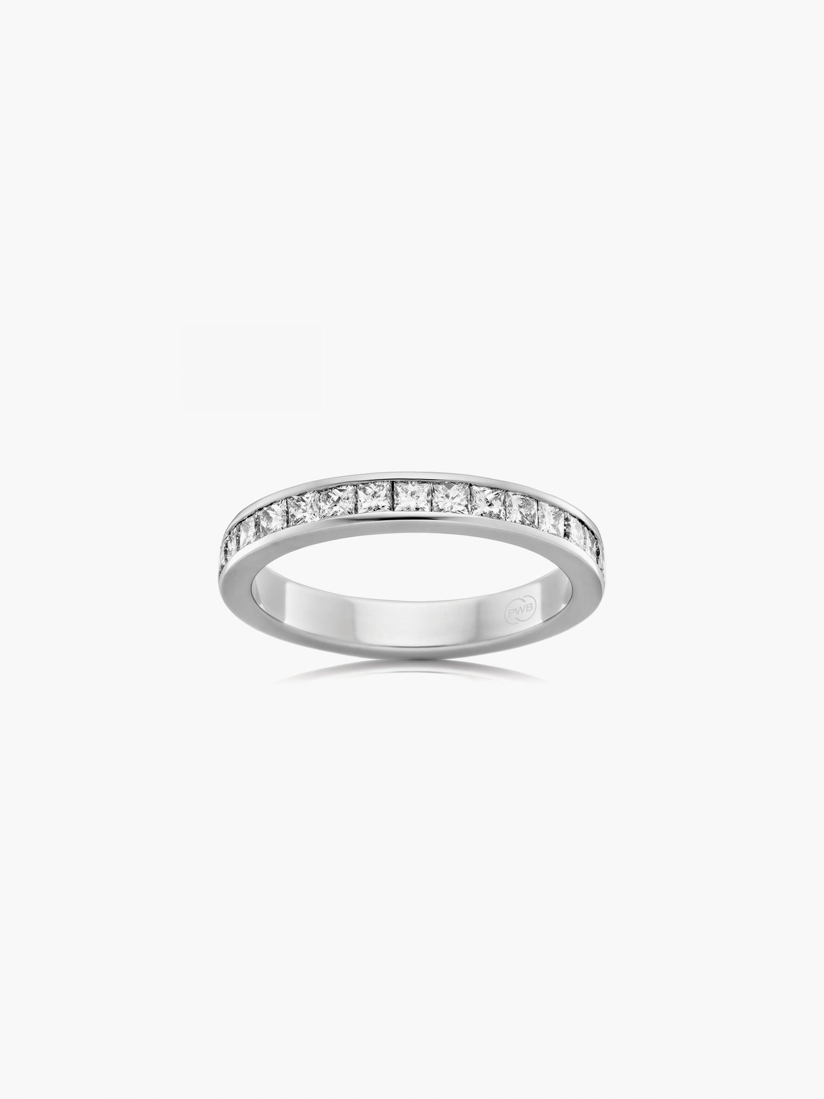 This white gold princess cut diamond wedding ring features a refined row of square-cut diamonds set across a balanced band.