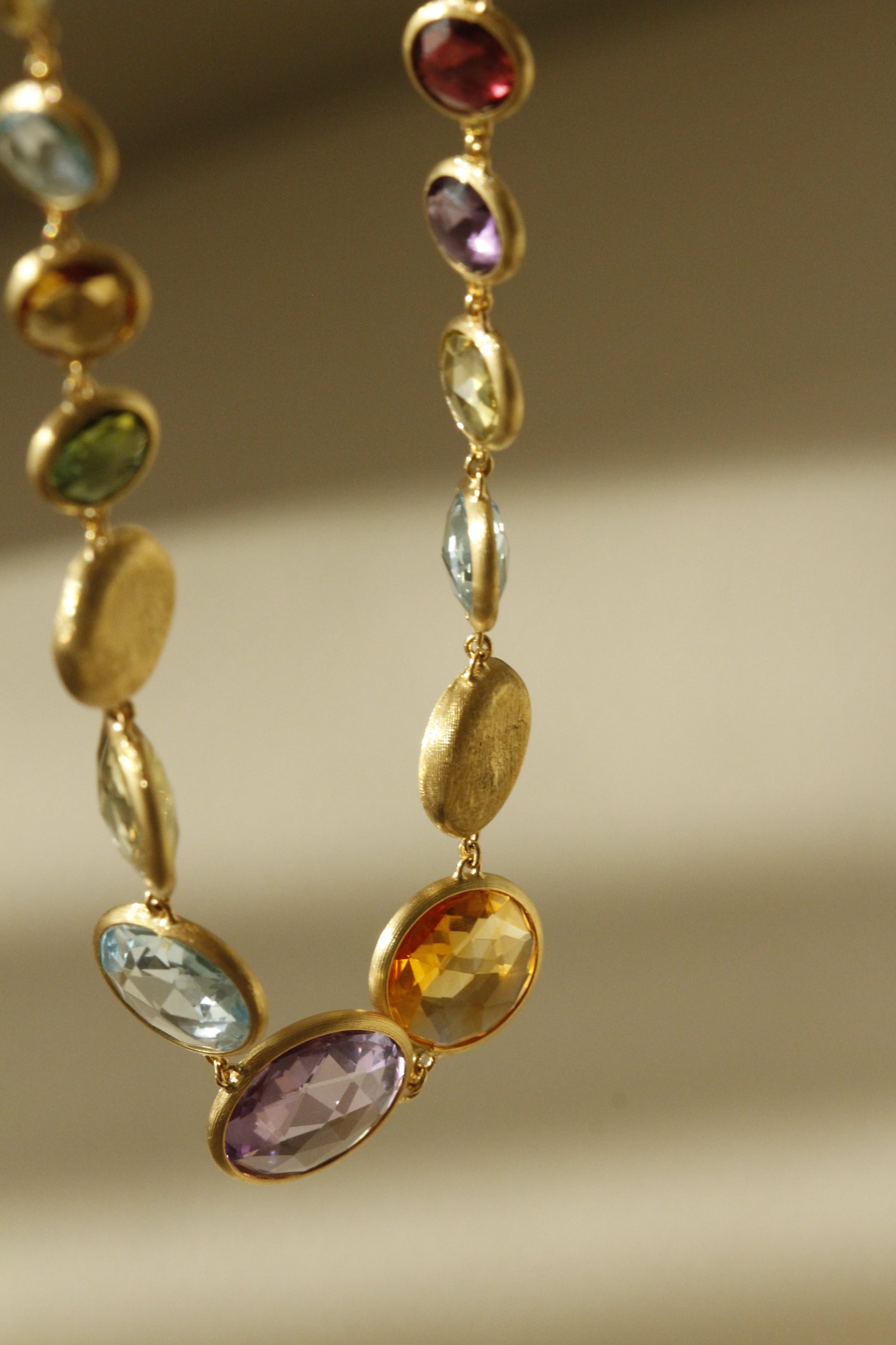 Womens_Necklace_in_18k_Yellow_Gold_with_Gemstones