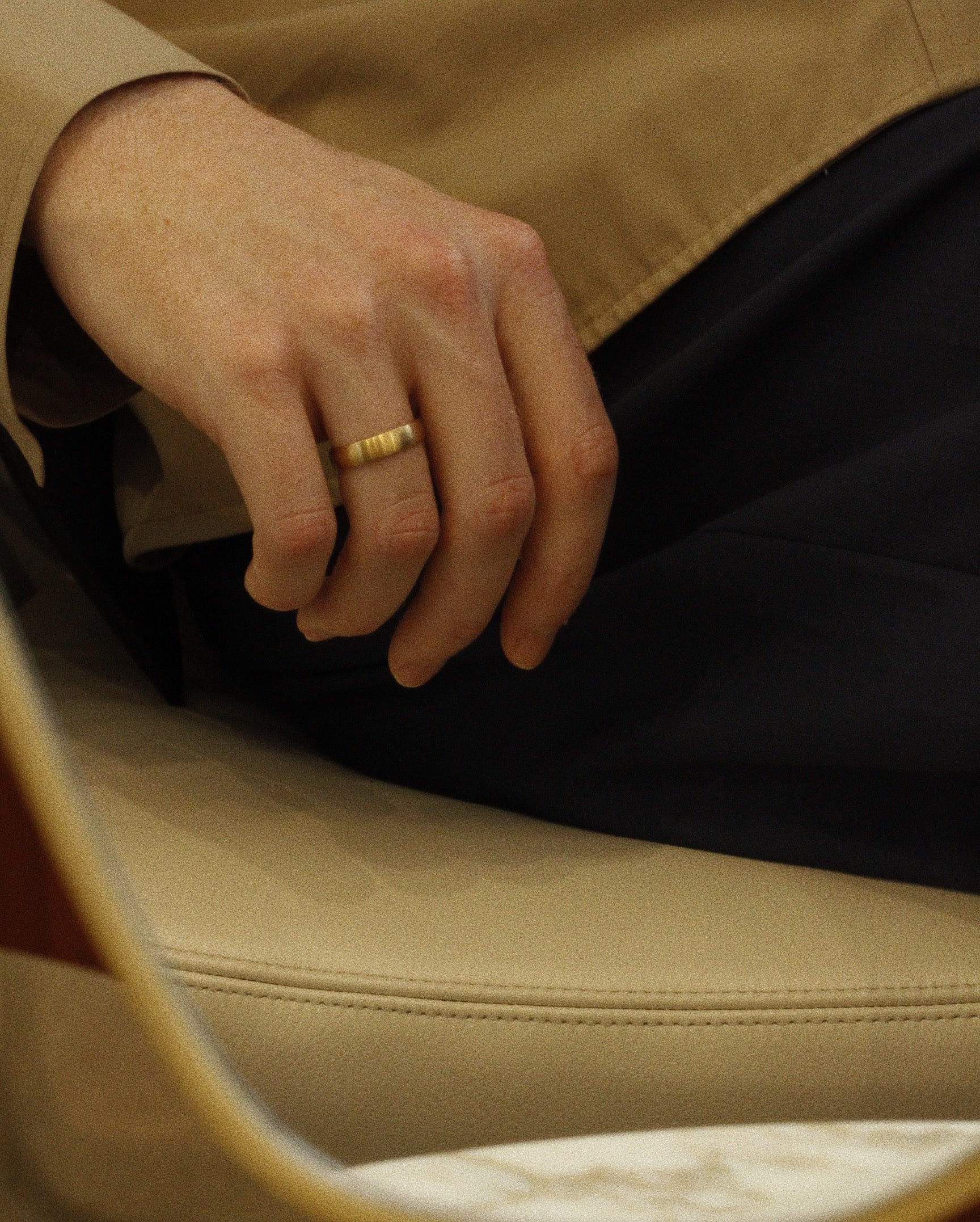 Men's wedding ring in gold worn on hand classic design