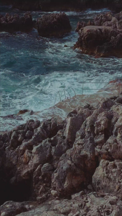 Chantecler ocean waves crashing on rocks 10 second homepage video mobile vertical